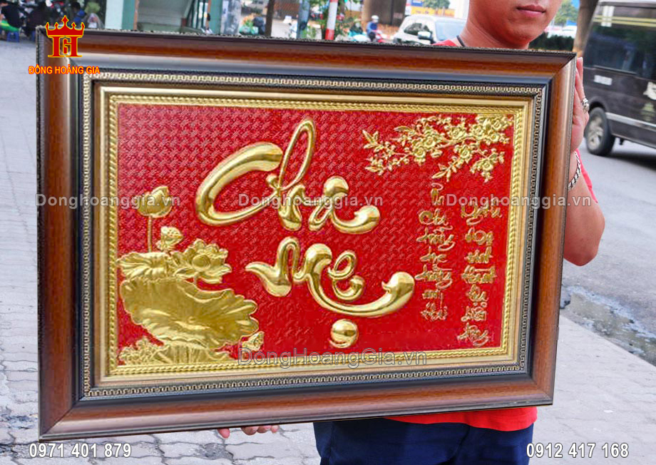 Bức tranh được nghệ nhân chế tác hoàn toàn theo phương pháp thủ công truyền thống